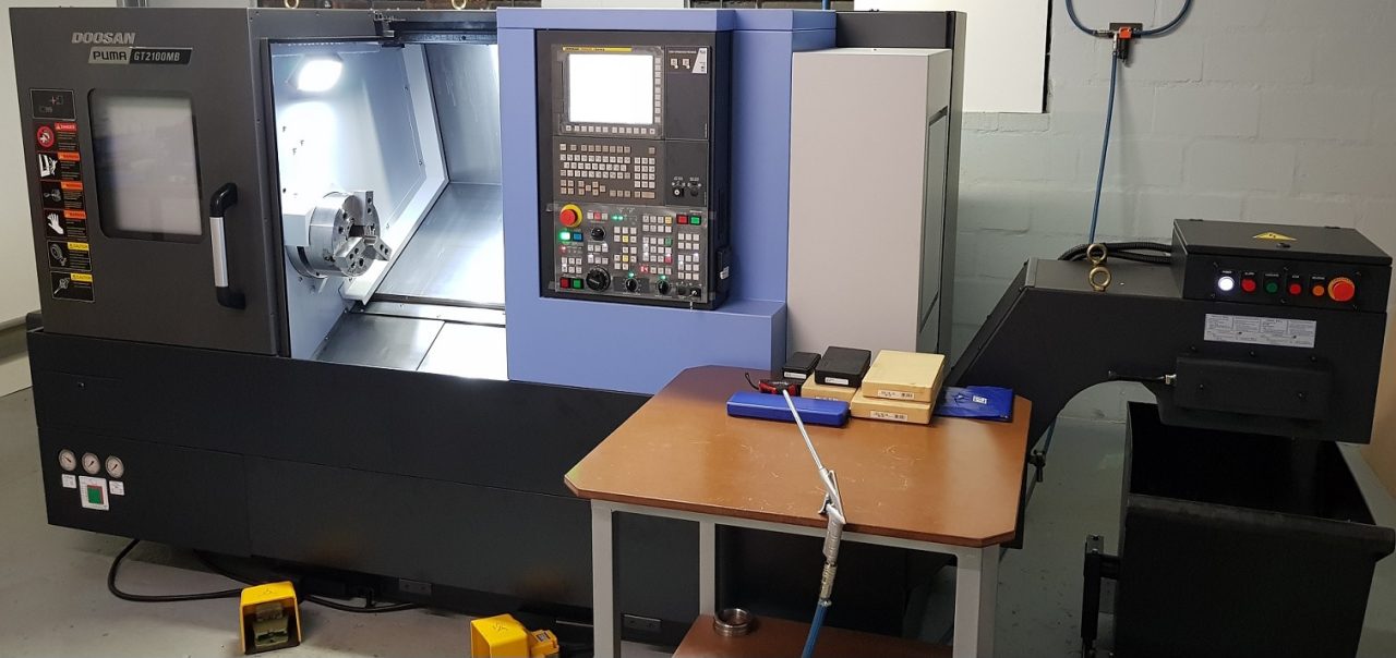 Doosan Puma GT2100MB CNC-draaibank met sy beheerpaneel en bewerkingsruimte by Graanland.